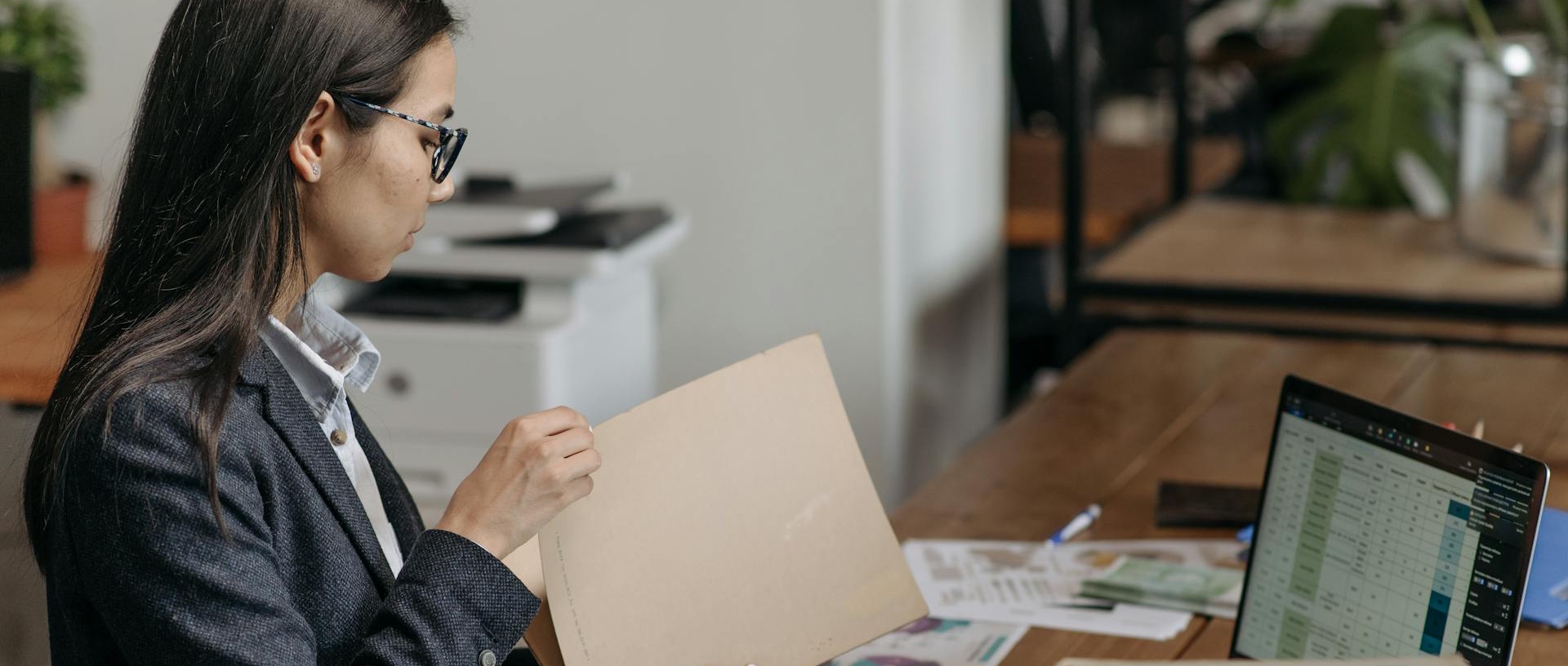 Servicii de contabilitate și consultanță financiară: evidență contabilă primară, întocmirea și depunerea declarațiilor fiscale lunare sau trimestriale, bilanțuri anuale și rapoarte financiare personalizate.